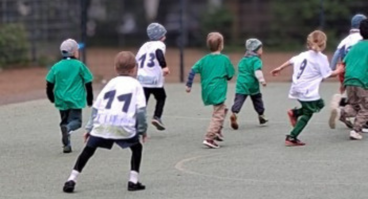 Bild: Kita-Kinder spielen Fußball