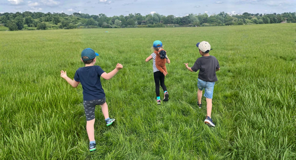 Bild: Spielende Kinder auf einer Wiese